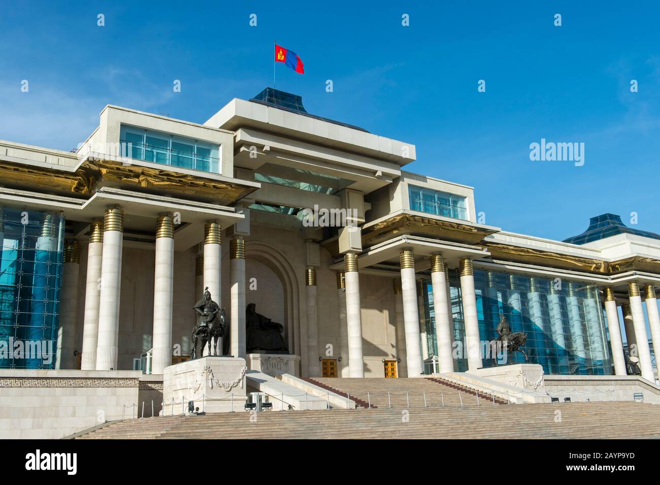 Il Palazzo del Governo sulla Piazza di Sukhbaatar o la Piazza di Genghis Khan chiamata anche Piazza Chingis Khan con nel centro cittadino di Ulaanbaatar, Mongolia. Foto Stock