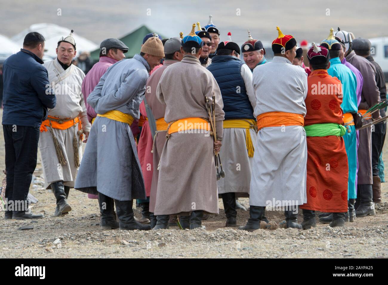 Un gruppo di arcieri mongoli in abbigliamento tradizionale durante il concorso di tiro con l'arco presso il Golden Eagle Festival nei pressi della città di Ulgii (Ölgii) in Foto Stock