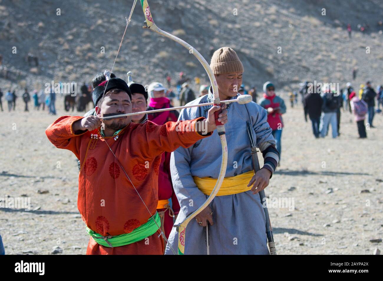 Arciere mongolo che mira durante il concorso di tiro con l'arco presso il Golden Eagle Festival Grounds vicino alla città di Ulgii (Ölgii) nella provincia di Bayan-Ulgii in Foto Stock