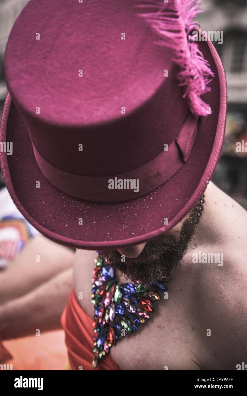 Uomini bisessuali inriconosciuti che indossano un cappello viola che copre la testa e una collana colorata. Foto Stock