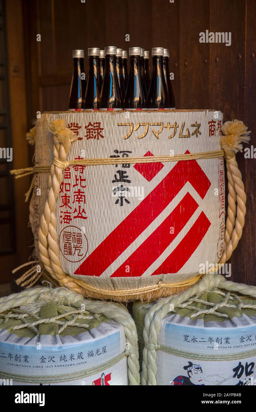 Scena di strada con sake containers (vino di riso giapponese) di fronte ad una vecchia casa da tè nel quartiere di Higashi Chaya (quartiere dei divertimenti) a Kanazawa Foto Stock