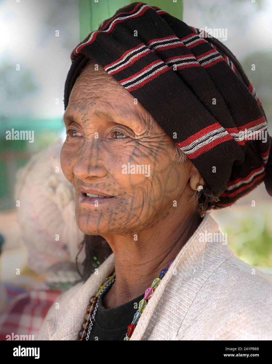 Ultime donne tatuate del viso sopravvissute nello Stato del Chin - Myanmar nessuno sa con certezza dove e perché la tradizione è iniziata. Foto Stock