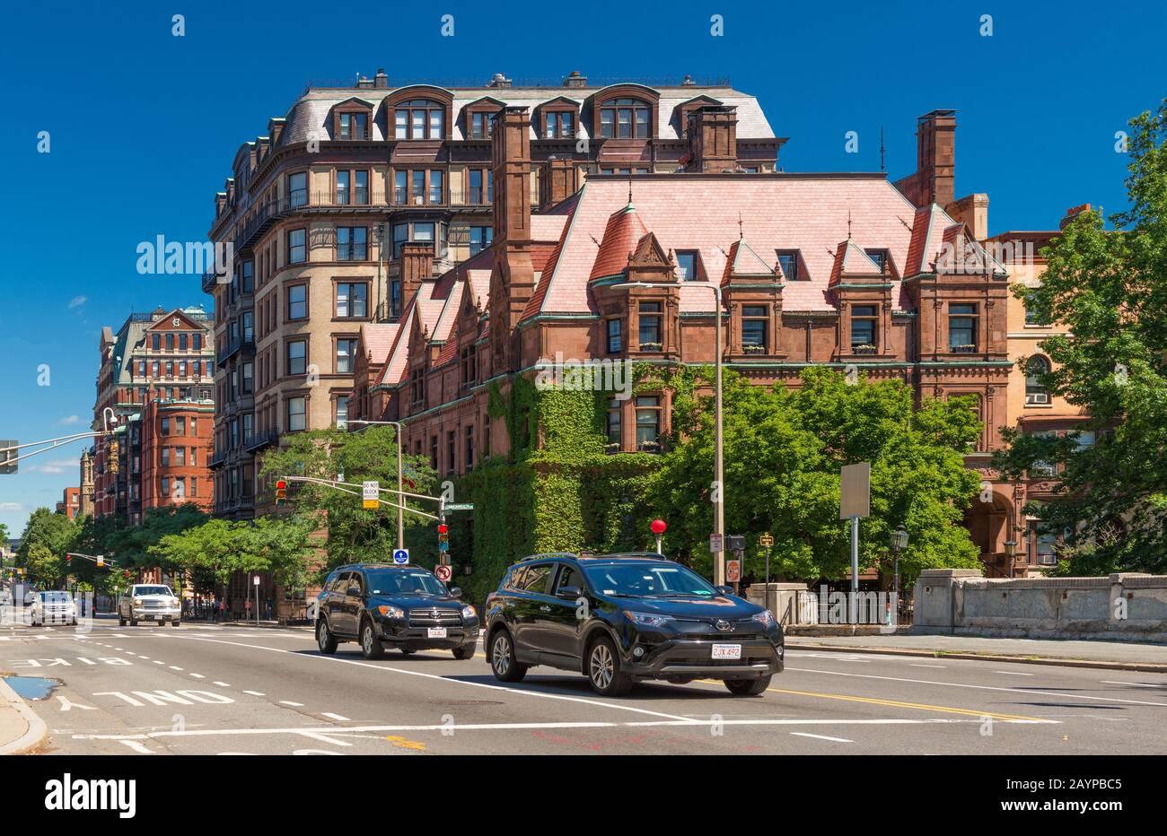 Boston, ma - Giugno 2016, USA: Street view con case storiche in pietra arenaria e auto in movimento nel quartiere Back Bay di Boston Foto Stock