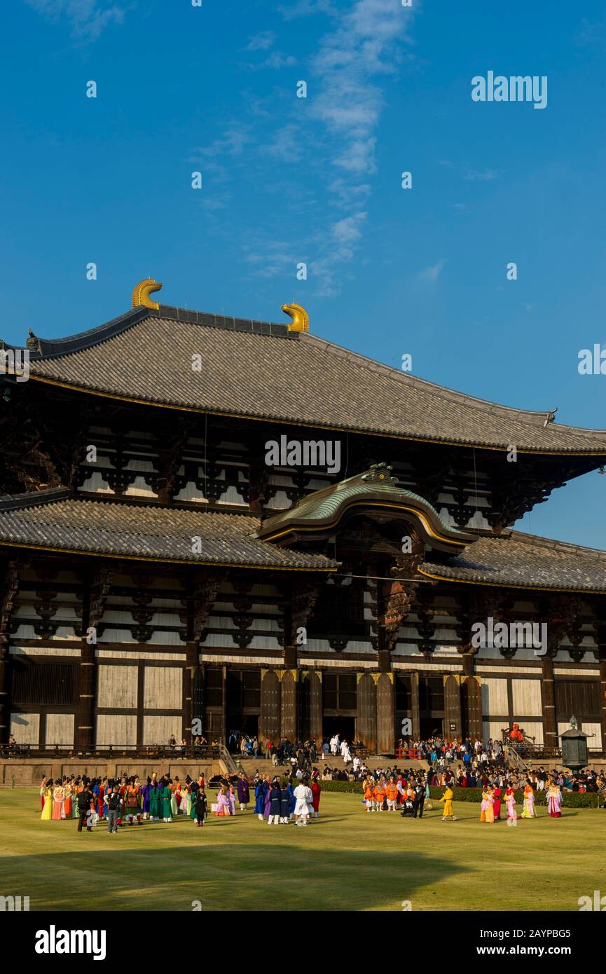 Una Processione Tempyo Gyoretsu (popolo giapponese vestire come nobili e Signore corte dal tempo Del Periodo Tempyo 729-749ad) di fronte al Grande Foto Stock