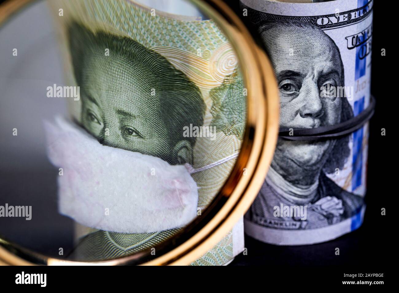 Cinese yuan renminbi banconote con maschera medica sullo sfondo della valuta USA Foto Stock