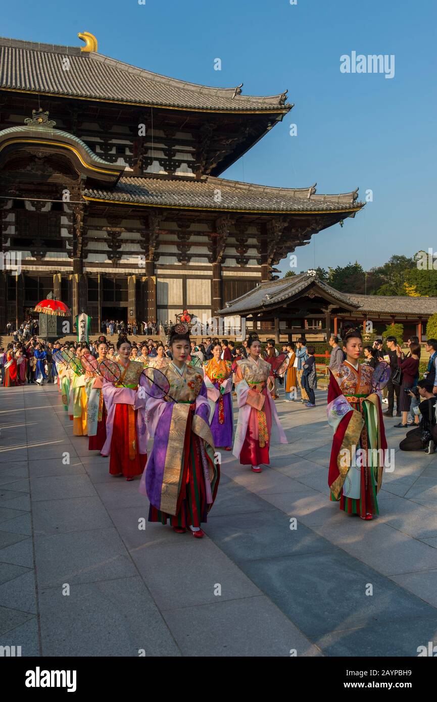 Una Processione Tempyo Gyoretsu (popolo giapponese vestire come nobili e Signore corte dal tempo Del Periodo Tempyo 729-749ad) di fronte al Grande Foto Stock
