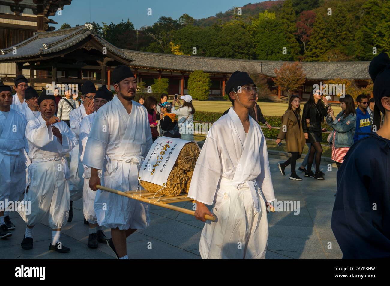 Una Processione Tempyo Gyoretsu (popolo giapponese vestire come nobili e Signore corte dal tempo Del Periodo Tempyo 729-749ad) di fronte al Grande Foto Stock