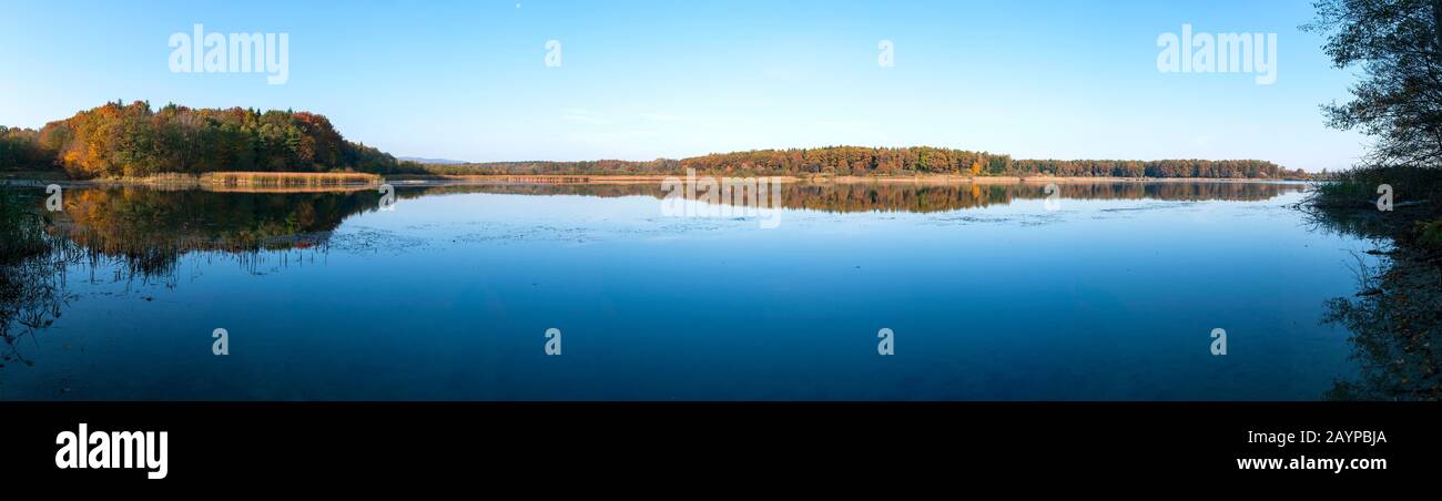 panorama del lago di foresta in giornata di sole bello autunno Foto Stock