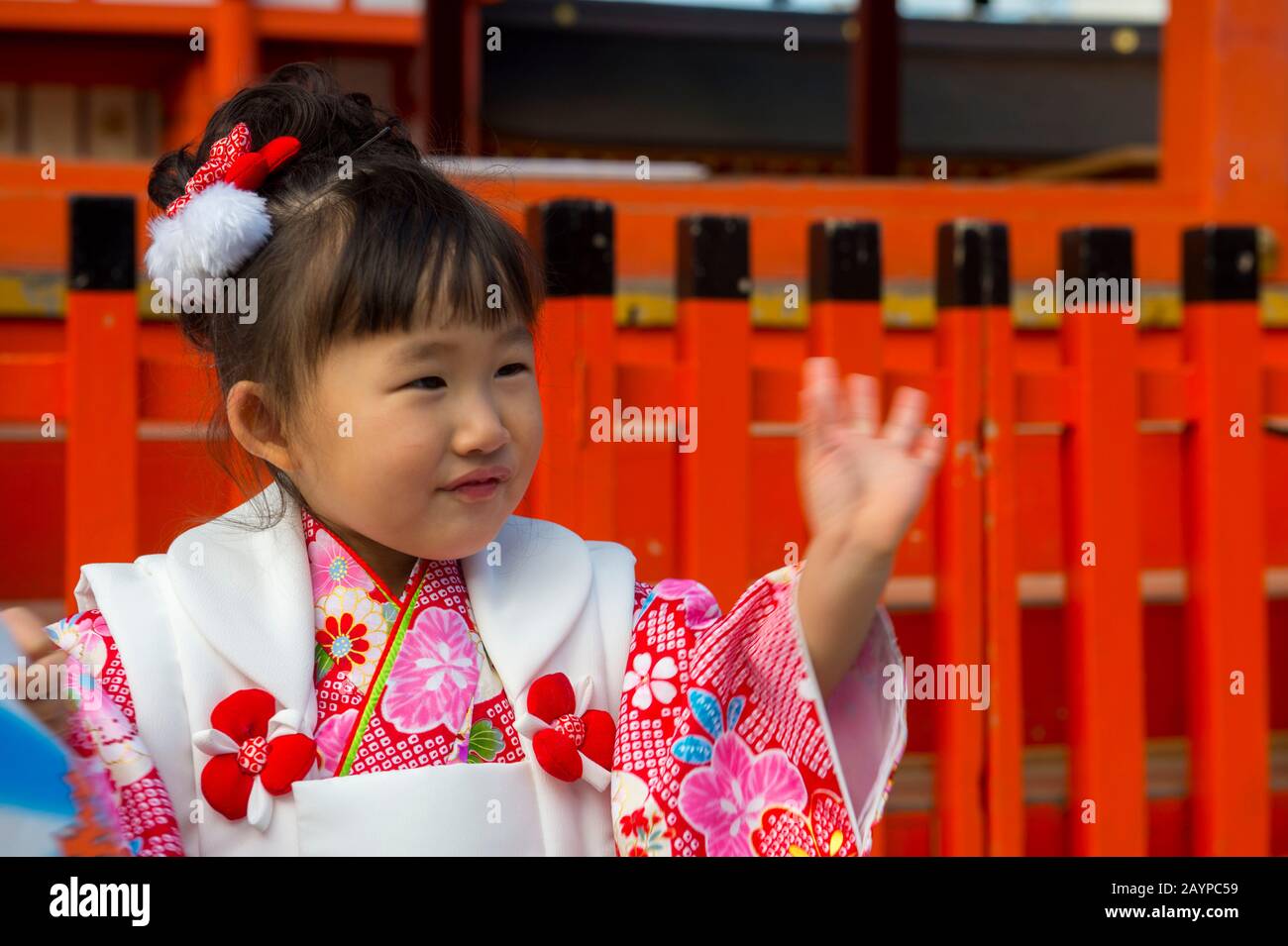 Una ragazza di tre anni durante la celebrazione di Shichi-Go-San (una celebrazione per ragazze e ragazzi di 3 anni, ragazzi di 5 anni e ragazze di 7 anni a Ja Foto Stock