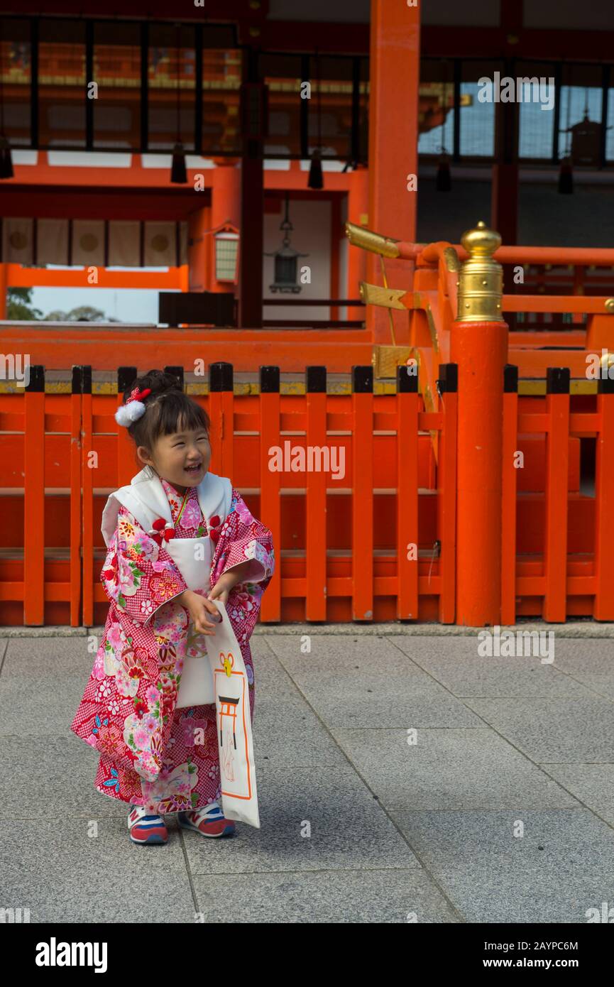 Una ragazza di tre anni durante la celebrazione di Shichi-Go-San (una celebrazione per ragazze e ragazzi di 3 anni, ragazzi di 5 anni e ragazze di 7 anni a Ja Foto Stock