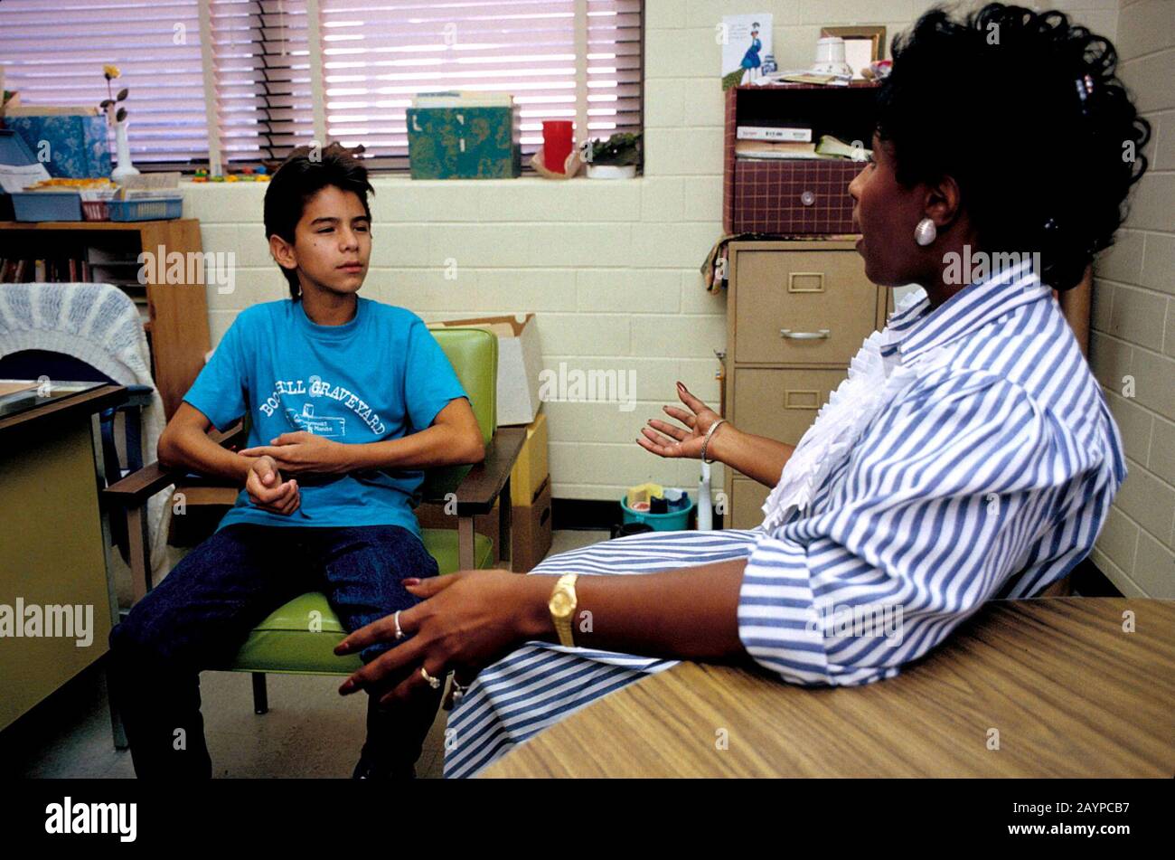 Texas: Donna nera consiglio di guida che dà consiglio al ragazzo ispanico della scuola media. ©Bob Daemmrich Foto Stock