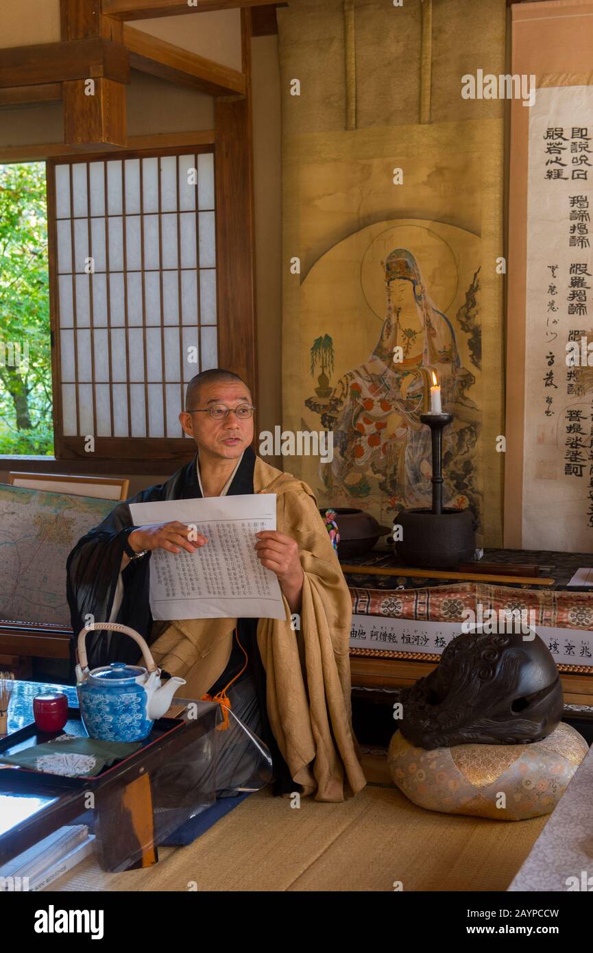 Un monaco al tempio di Senkoji nella foresta sopra il fiume Katsura a Kyoto, il Giappone sta insegnando il buddismo e la meditazione Zen. Foto Stock