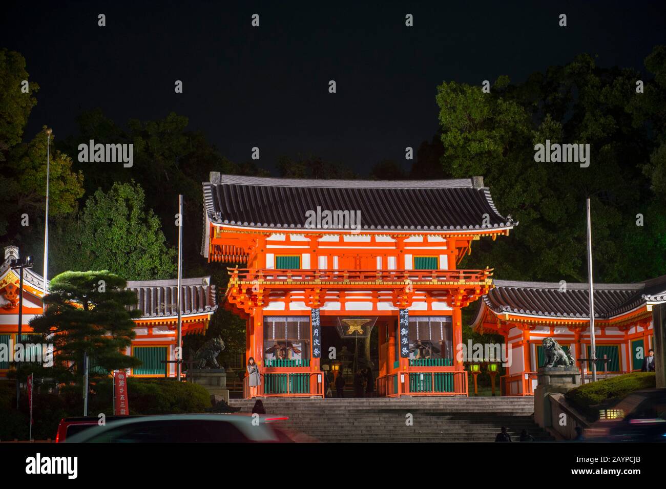 La porta d'ingresso principale al Santuario Yasaka di notte, che è un santuario Shinto nel quartiere Gion di Kyoto, Giappone. Foto Stock