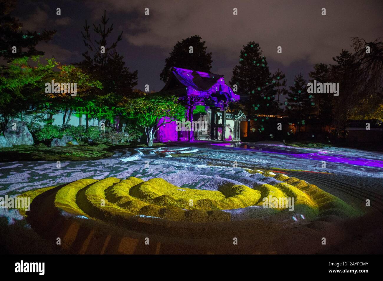 Uno spettacolo di luci e suoni al Tempio Kodai-ji, che si trova ai piedi dei Monti Ryozen Higashiyama a Kyoto, Giappone. Foto Stock