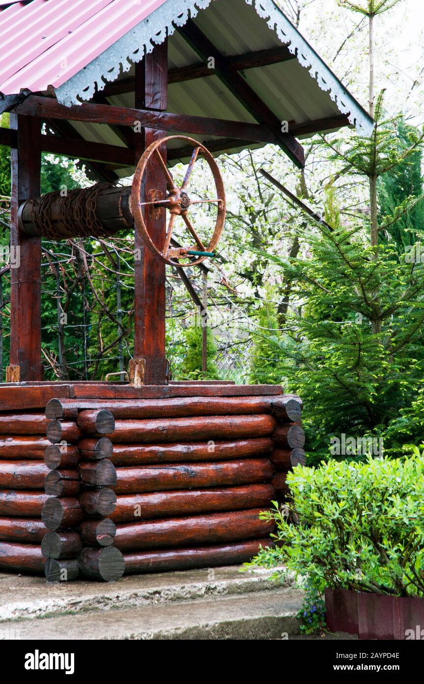 ringhiera e pavimentazione in aree ricreative e vicino ad edifici architettonici Foto Stock