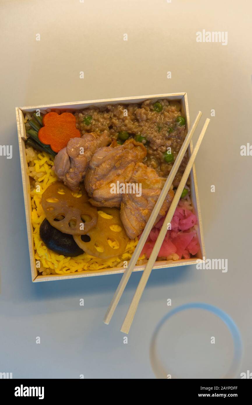 Primo piano di un Bento box di pollo giapponese con radice di loto commestibile ad Hakone sull'isola di Honshu in Giappone. Foto Stock
