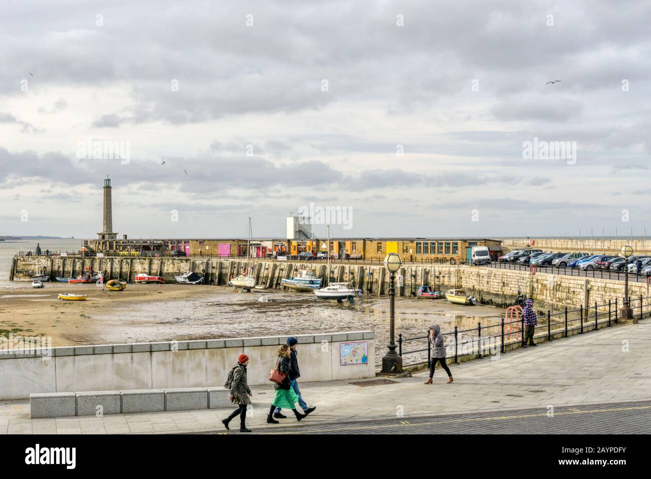 Il braccio del porto a Margate a bassa marea in un bel giorno d'inverno. Foto Stock