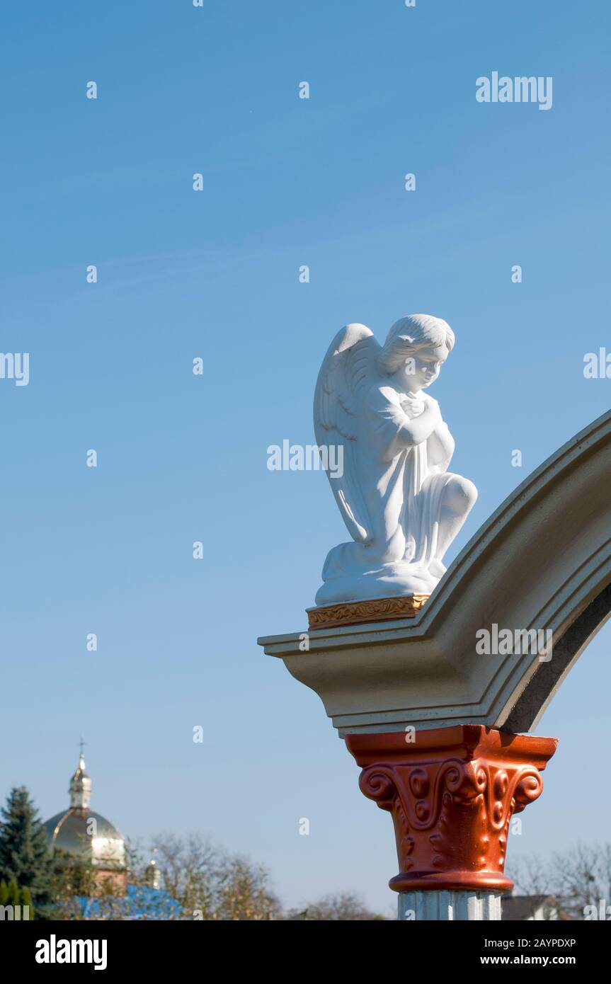 Statua di un angelo e Gesù all'aperto Foto Stock