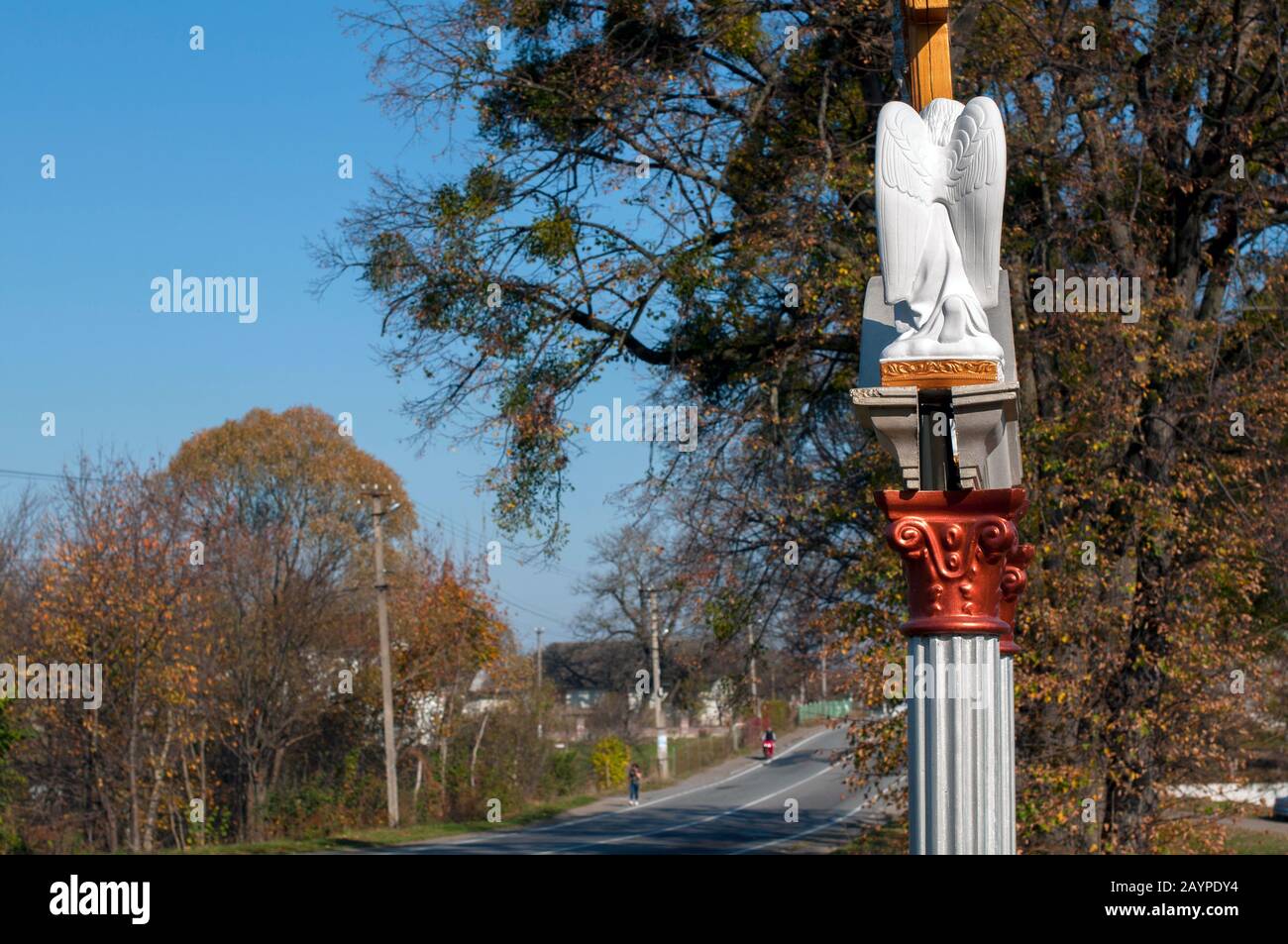 Statua di un angelo e Gesù all'aperto Foto Stock