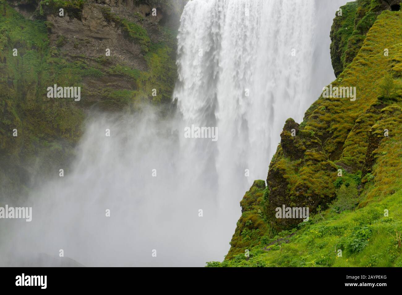 Lo Skogafoss è una delle più grandi cascate del sud dell'Islanda, con una larghezza di 15 metri e una caduta di 60 metri. Foto Stock