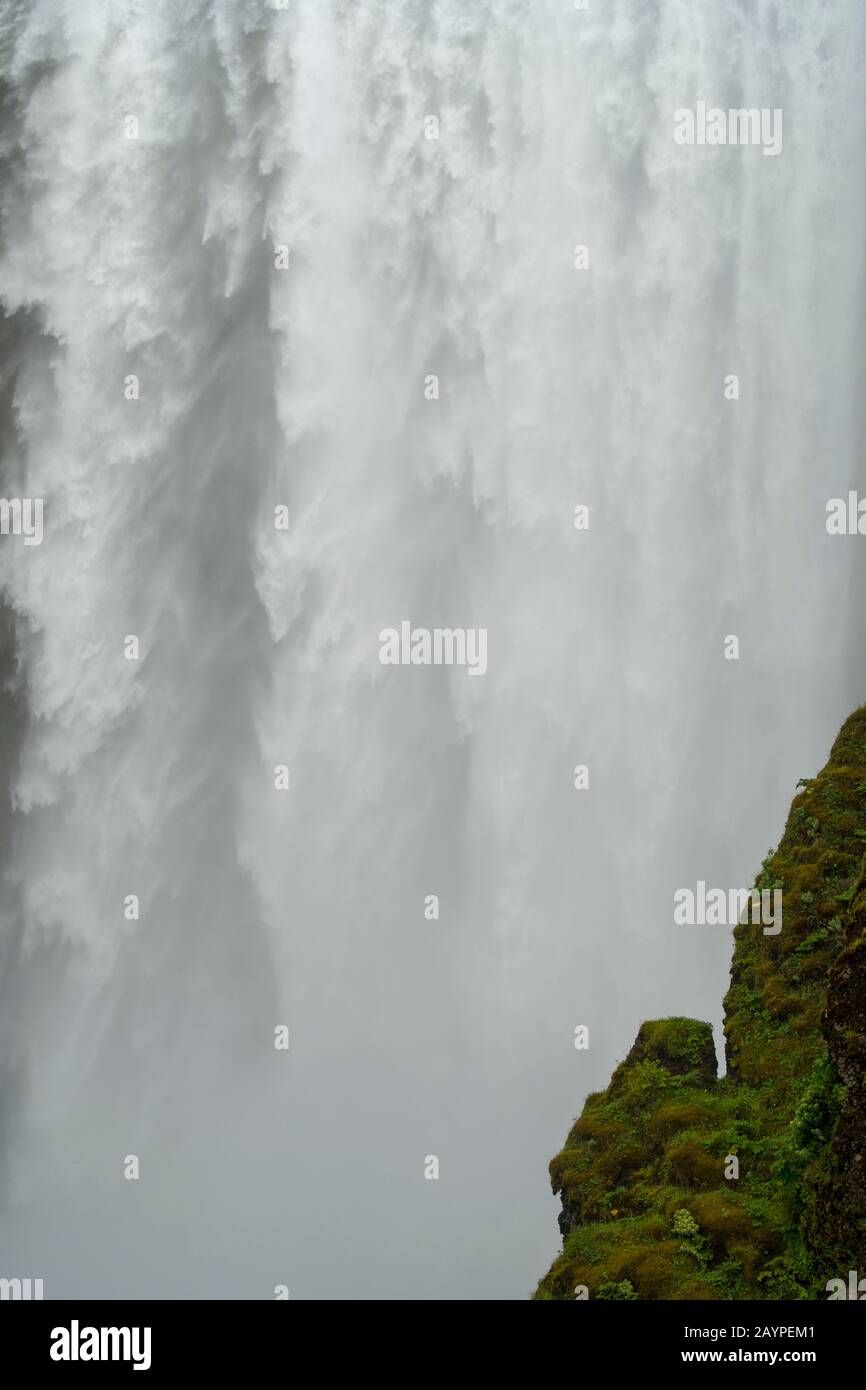 Lo Skogafoss è una delle più grandi cascate del sud dell'Islanda, con una larghezza di 15 metri e una caduta di 60 metri. Foto Stock