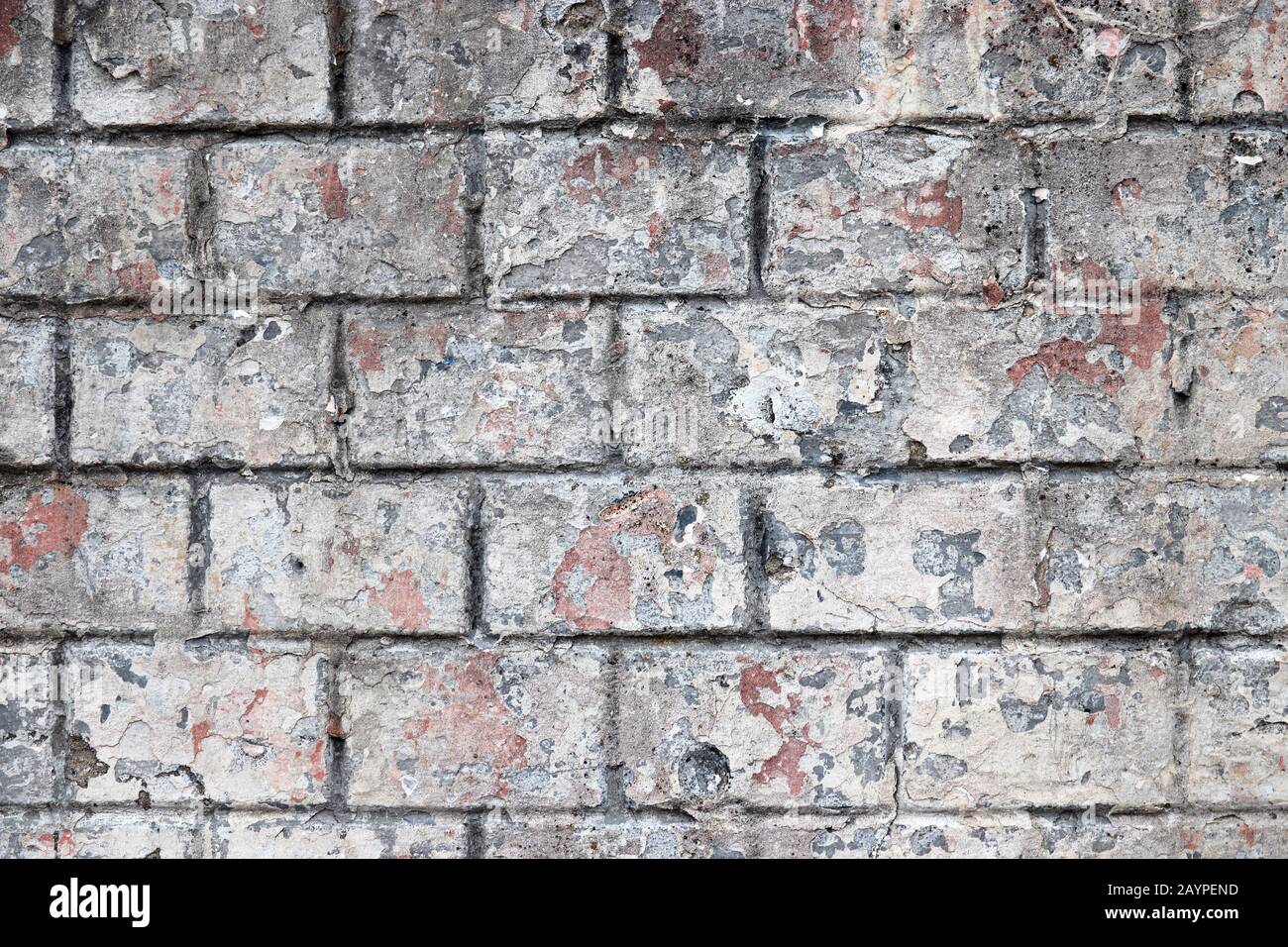 Vecchio muro di mattoni texture, sfondo vintage. Facciata a tenuta di un edificio con vernice sbucciata bianca Foto Stock