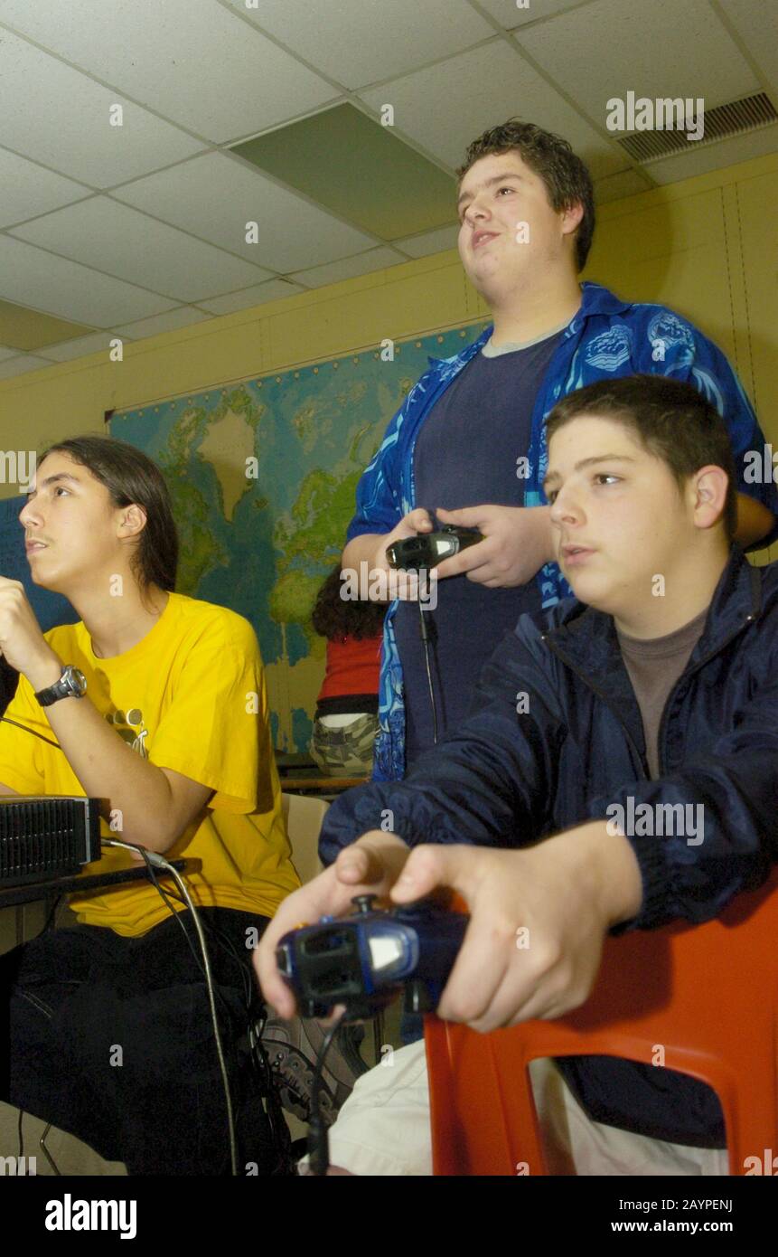 5 febbraio 2005, Austin, Texas: Club di gioco al computer dopo la scuola alla Travis High School di Austin, dove gli studenti imparano nuovi giochi e possibili carriere nel settore del gaming. ©Bob Daemmrich Foto Stock