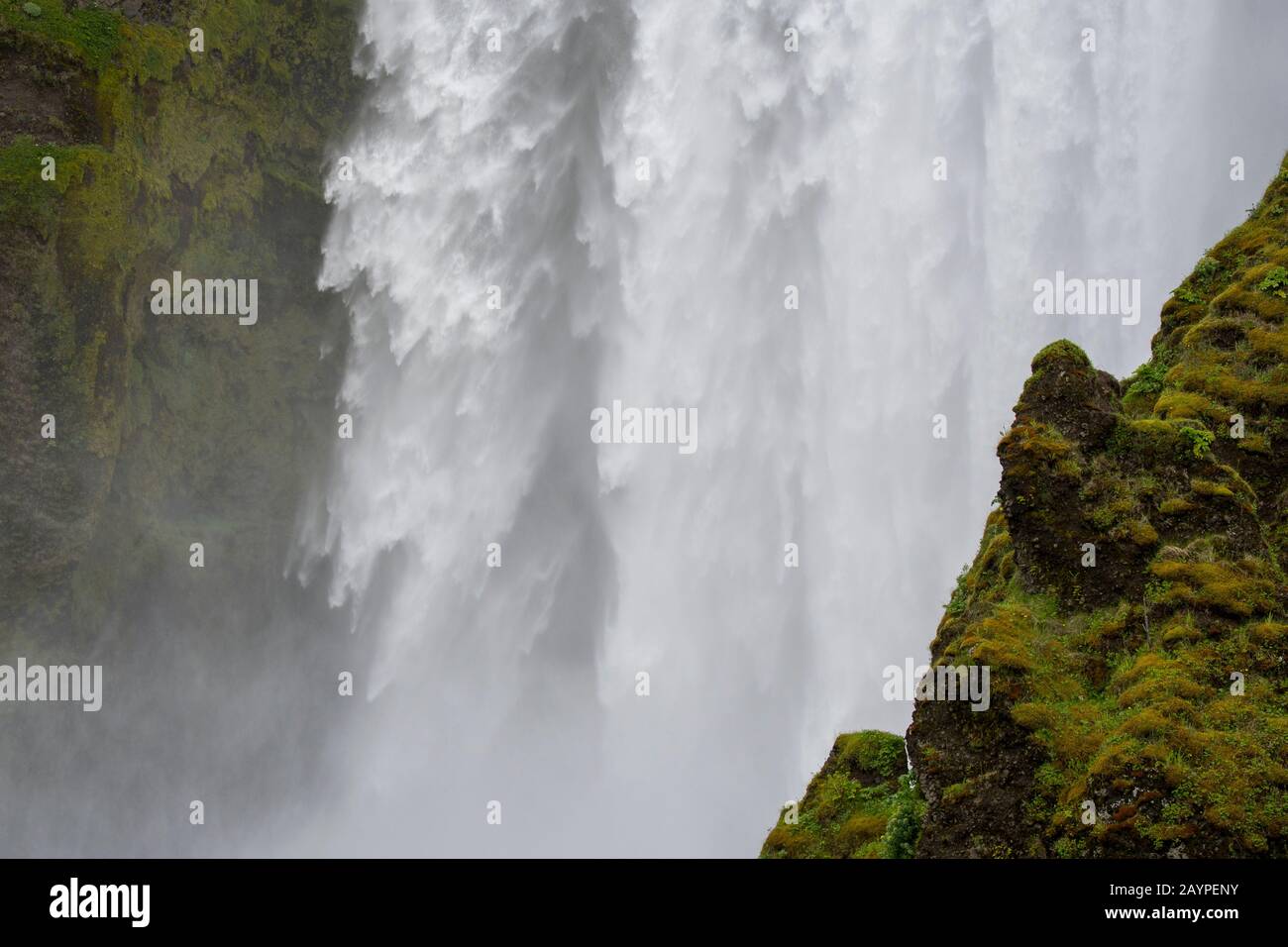 Lo Skogafoss è una delle più grandi cascate del sud dell'Islanda, con una larghezza di 15 metri e una caduta di 60 metri. Foto Stock