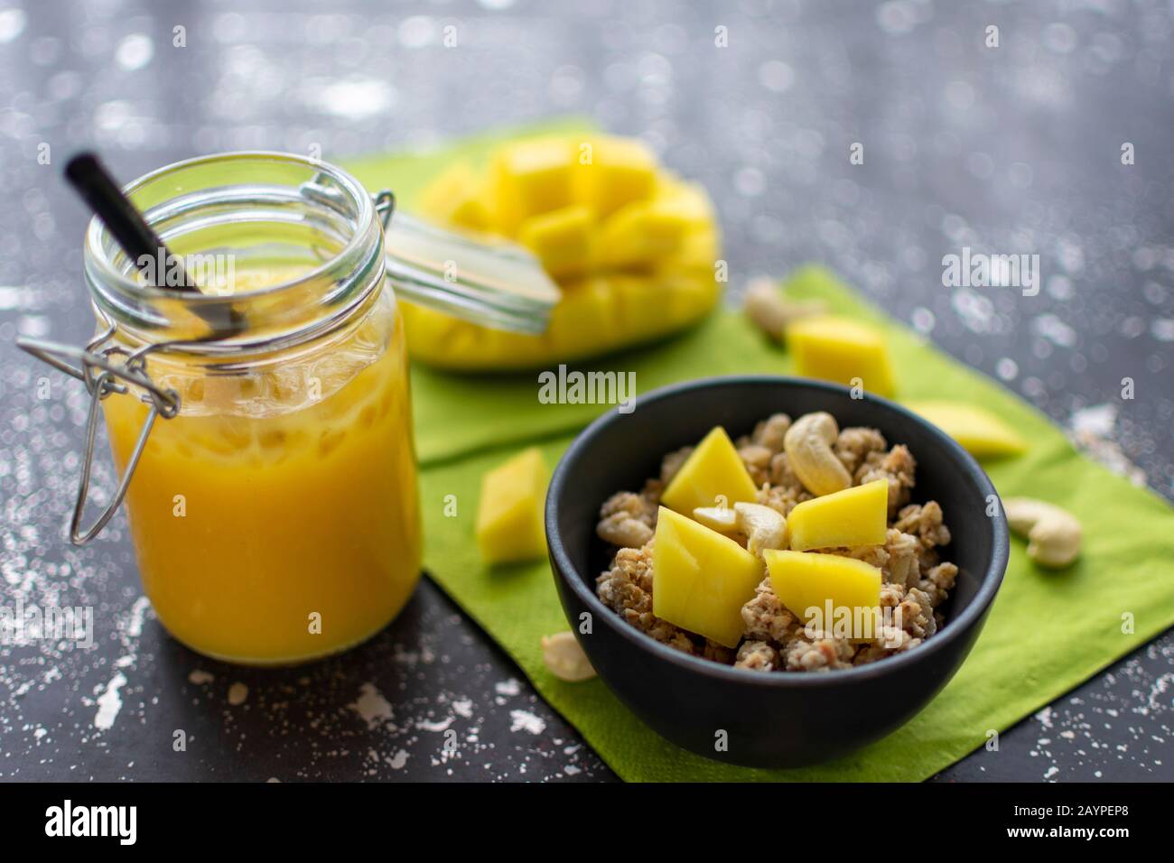 deliziosa colazione a muesli con freschi pezzi di mango e noci di cashew con frullato Foto Stock