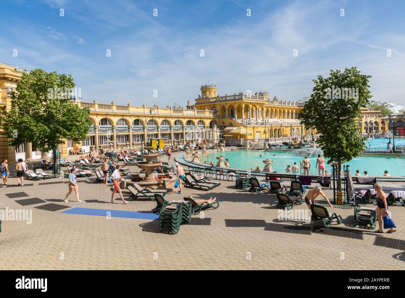 Budapest, Ungheria - 25 aprile 2019: Il più antico bagno termale di Szechenyi è il più grande bagno medicinale d'Europa. Foto Stock