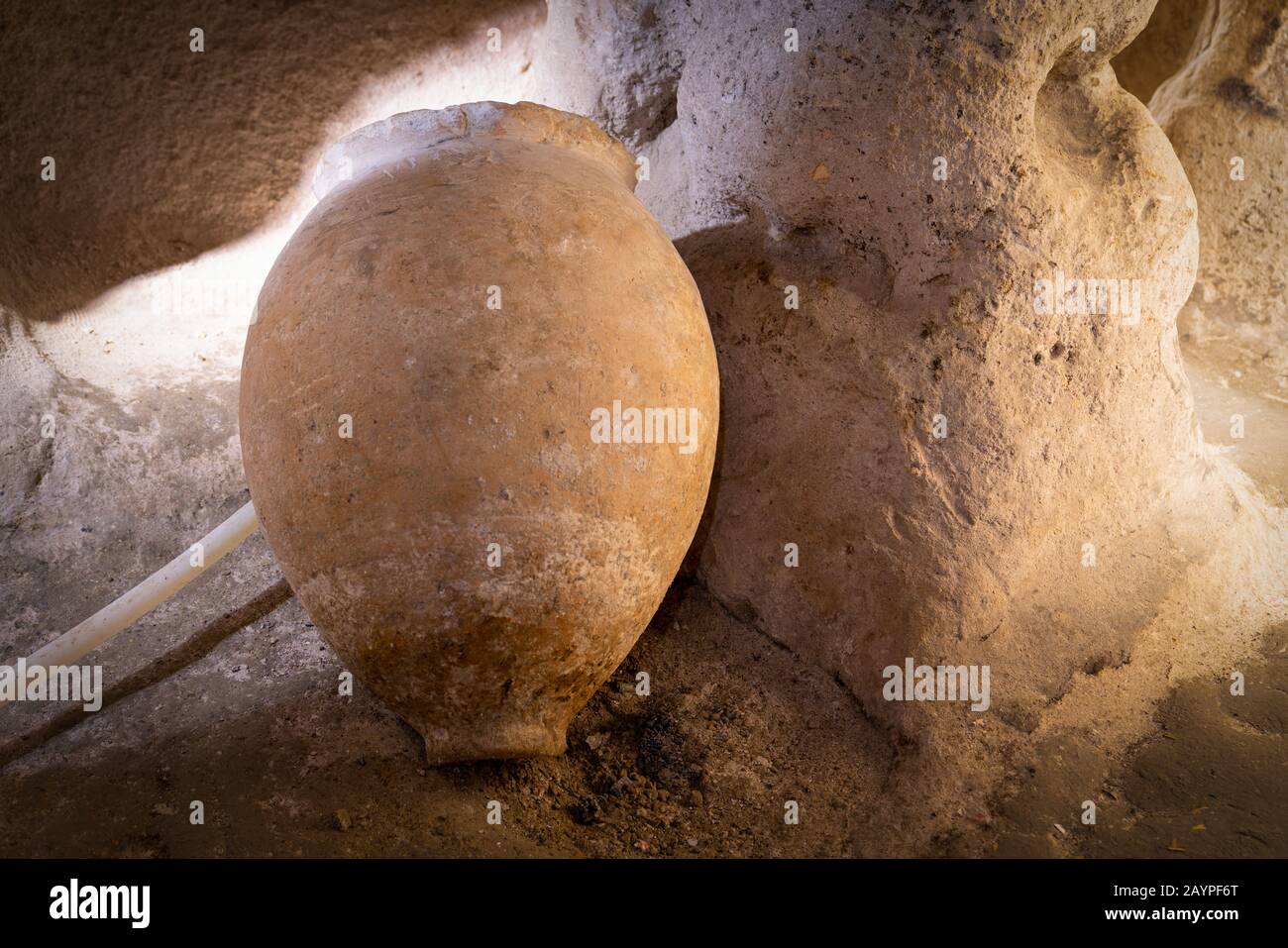 Grande antico vaso di argilla in grotta, città sotterranea, Mucur città sotterranea (yeralti sehri in turco) Foto Stock
