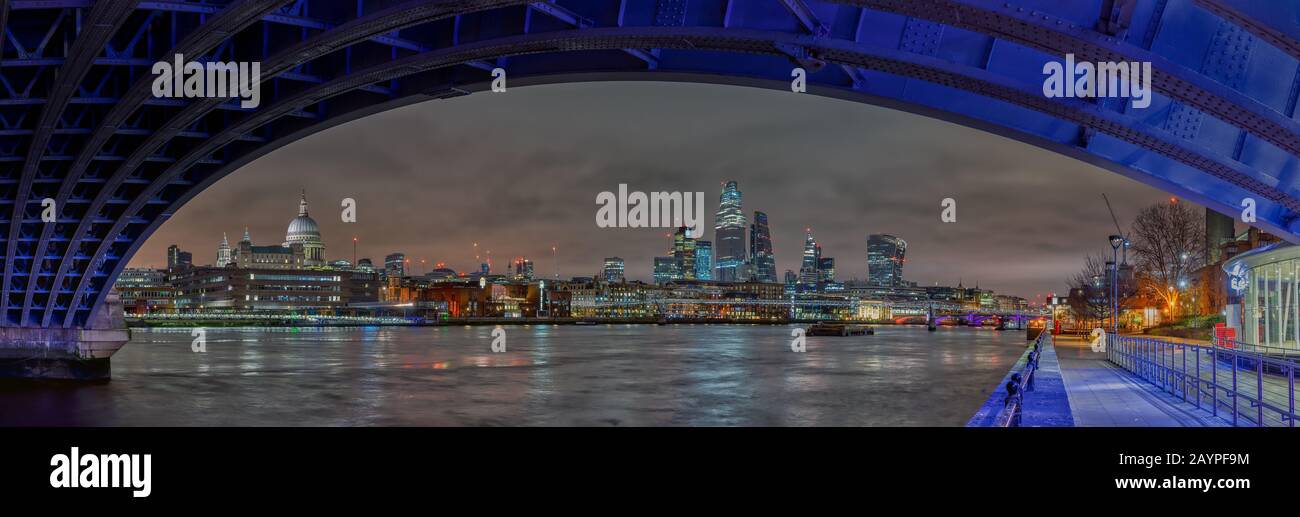 Londra di notte sfondo: Cattedrale di St Paul e quartiere finanziario, Ponte Blackfriars e i più famosi grattacieli ed edifici della città Foto Stock