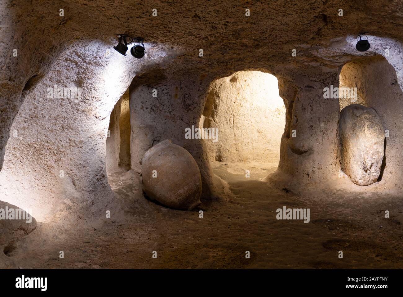 Grande antico vaso di argilla in grotta, città sotterranea, Mucur città sotterranea (yeralti sehri in turco) Foto Stock