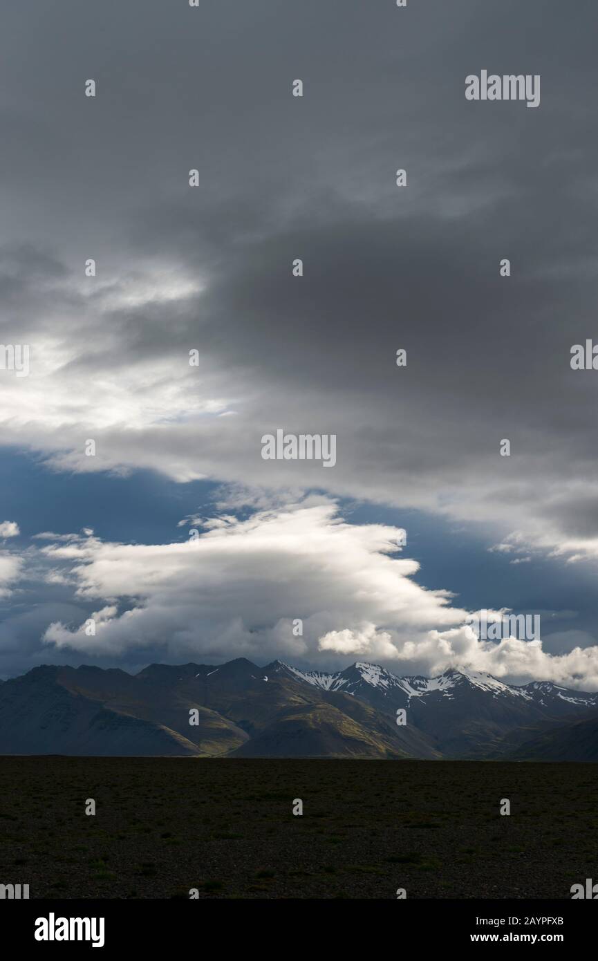 Nuvole drammatiche sulle montagne vicino a Reydhara nell'Islanda orientale. Foto Stock