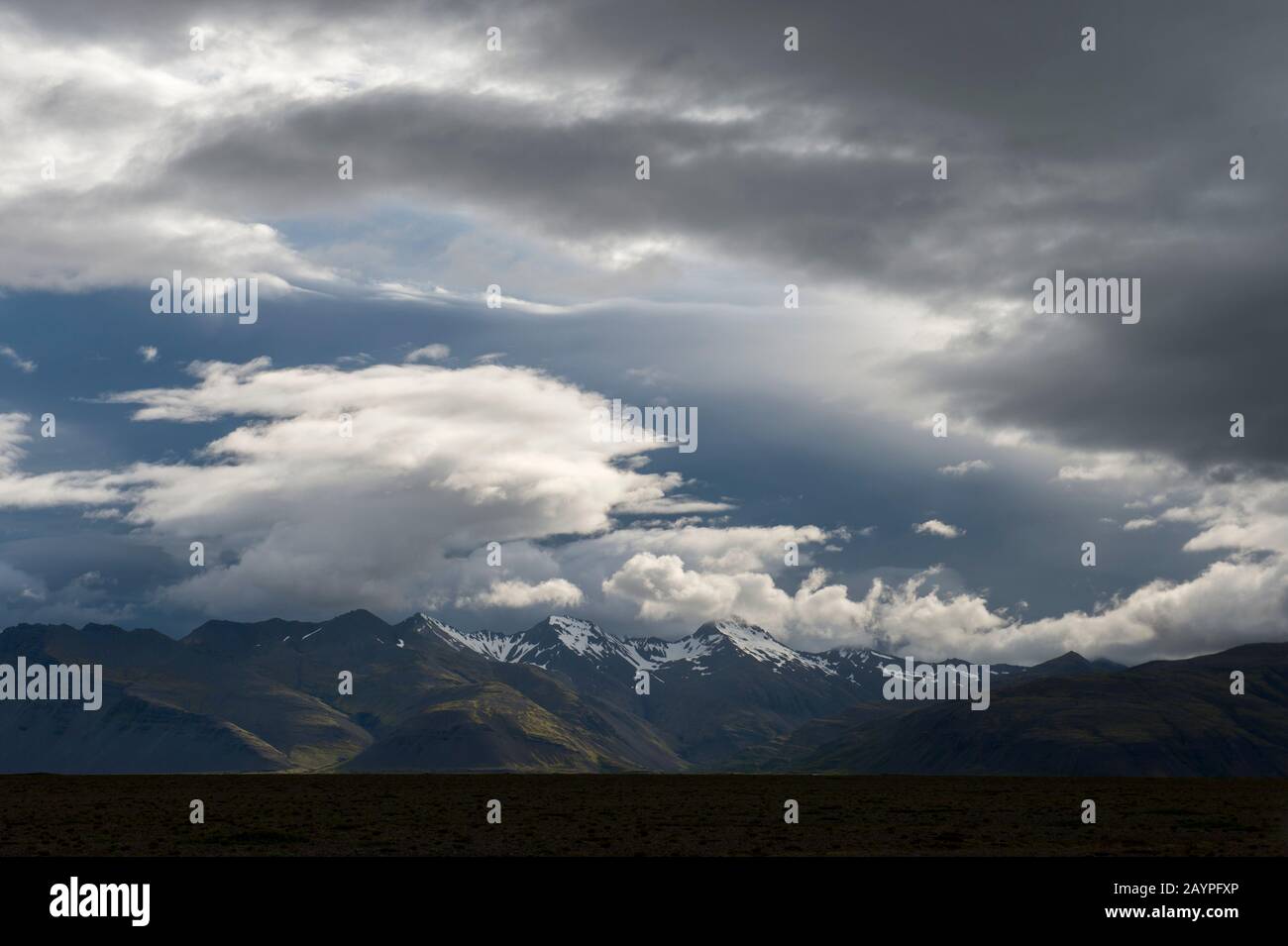 Nuvole drammatiche sulle montagne vicino a Reydhara nell'Islanda orientale. Foto Stock