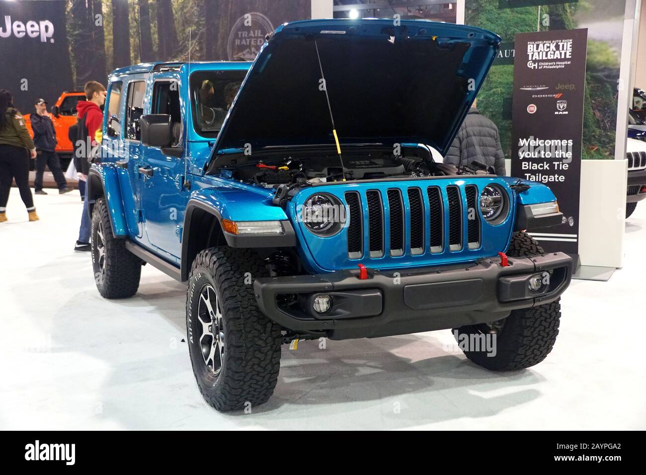 Philadelphia, Pennsylvania, Stati Uniti - 9 febbraio 2020 - la Jeep Wrangler  senza limiti Rubicon 4X4 blu colore 2020 Foto stock - Alamy