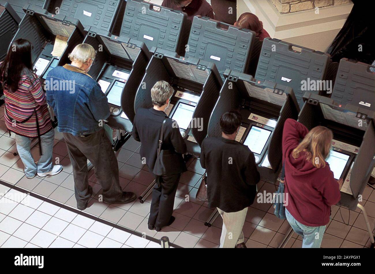Austin, Texas: Visione generale degli elettori che usano macchine di voto elettroniche al posto di polling nel centro commerciale. Novembre 2002 ©Bob Daemmrich Foto Stock