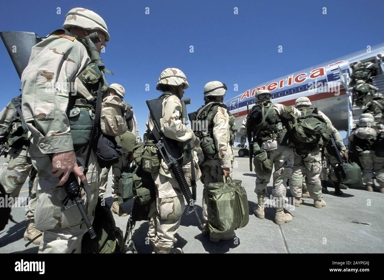 Fort Hood, Texas: Soldati dell'esercito che salmano sull'aereo durante l'operazione libertà irachena; schieramento delle truppe. Inverno 2003 ©Bob Daemmrich Foto Stock