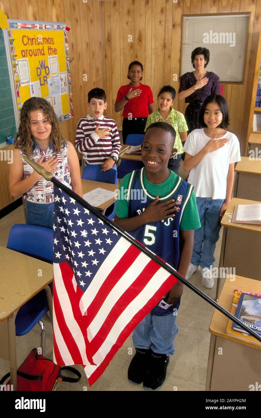 Austin, TX: Gli studenti del quarto grado recitano il pegno di Allegiance in classe. ©Bob Daemmrich Foto Stock