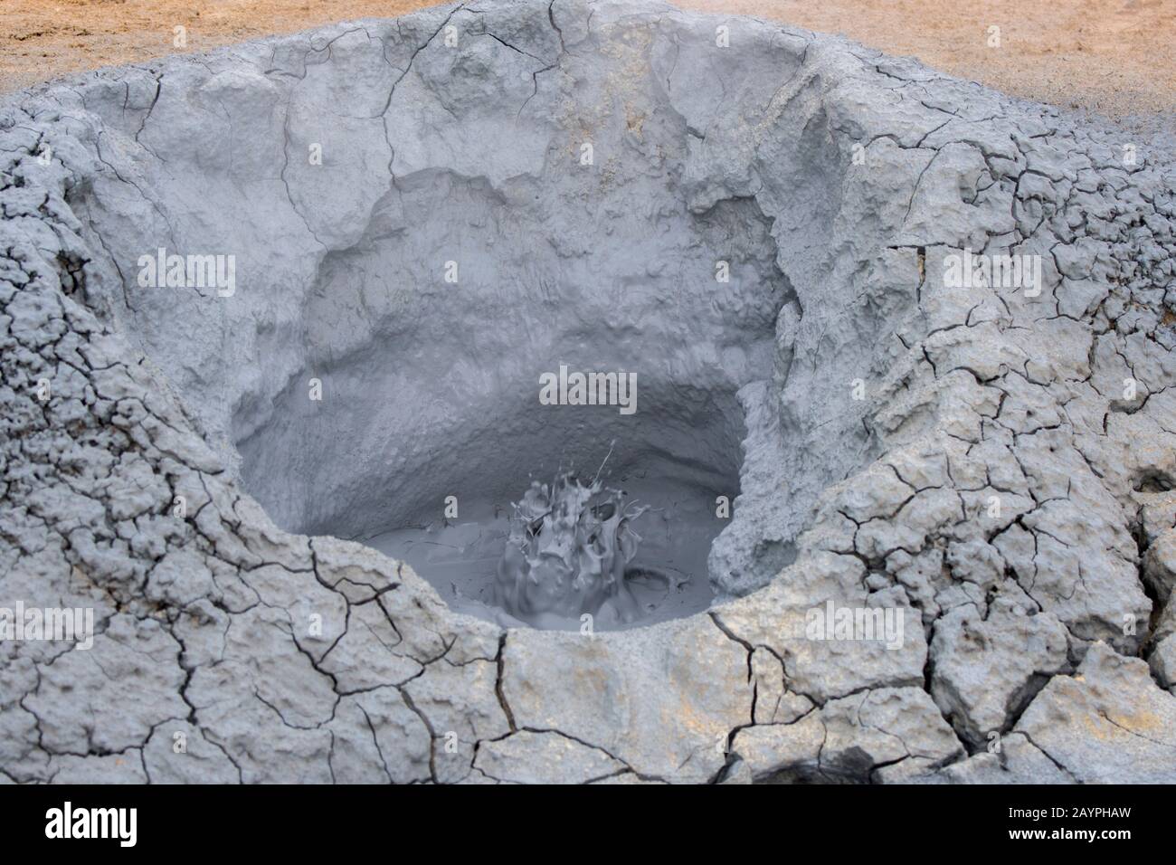 Vasi di fango bollente nella zona di sorgente calda chiamata Hverir, ad est di Mt. Namafjall vicino al lago Myvatn nel nord-est dell'Islanda. Foto Stock