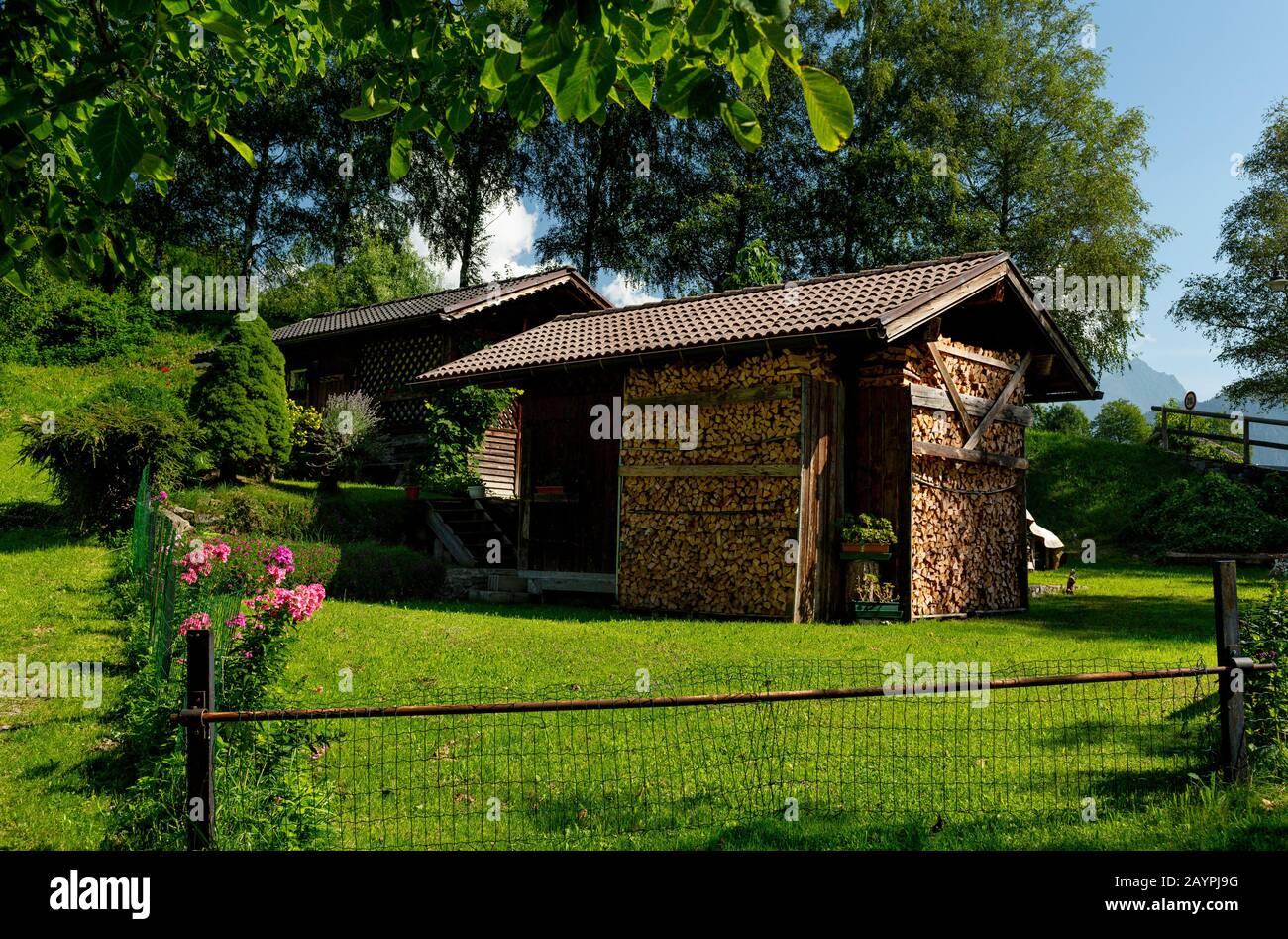 In montagna Mezzano Imerm, borgo delle Pale di San Martino con cime dolomitiche in Val di Primiero Noana del Trentino Alto Adige, Italia. Foto Stock