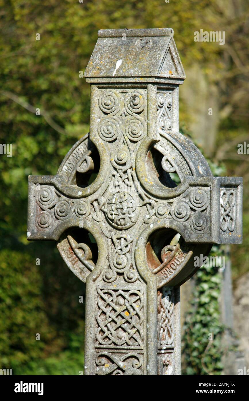 Dettaglio di lapide scolpite in pietra celtica croce chiesa di San Pietro, Knossington, Leicestershire, Regno Unito. Vedere anche le immagini 2AYPJJ1, 2AYPJHY, 2AYPJHR Foto Stock