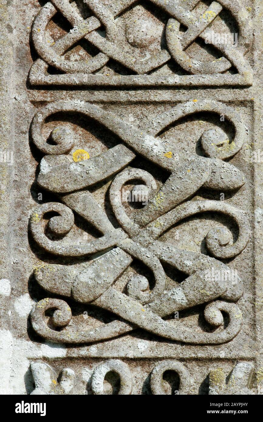 Dettaglio di lapide scolpite in pietra celtica croce chiesa di San Pietro, Knossington, Leicestershire, Regno Unito. Vedere anche le immagini 2AYPJJ1, 2AYPJHX, 2AYPJHR Foto Stock