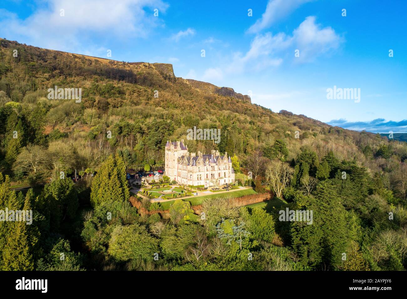 Cave Hill Country Park e il castello di Belfast, costruito nel 19th secolo. Attrazione turistica a Belfast, Irlanda del Nord. Vista aerea Foto Stock