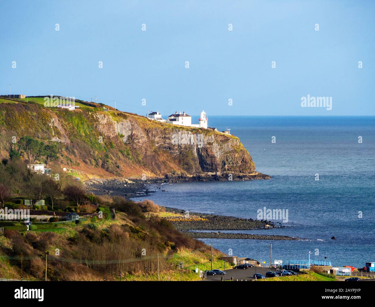 Faro Black Head nel villaggio di Whitehead su una scogliera ripida sulla costa atlantica nella contea di Antrim, Irlanda del Nord, Regno Unito Foto Stock