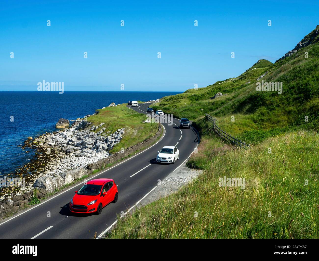 La costa orientale dell'Irlanda del Nord e la costa di Antrim Road A2, a.k.a Causeway percorso costiero con le automobili. Una delle più pittoresche strade costiere in Europa Foto Stock