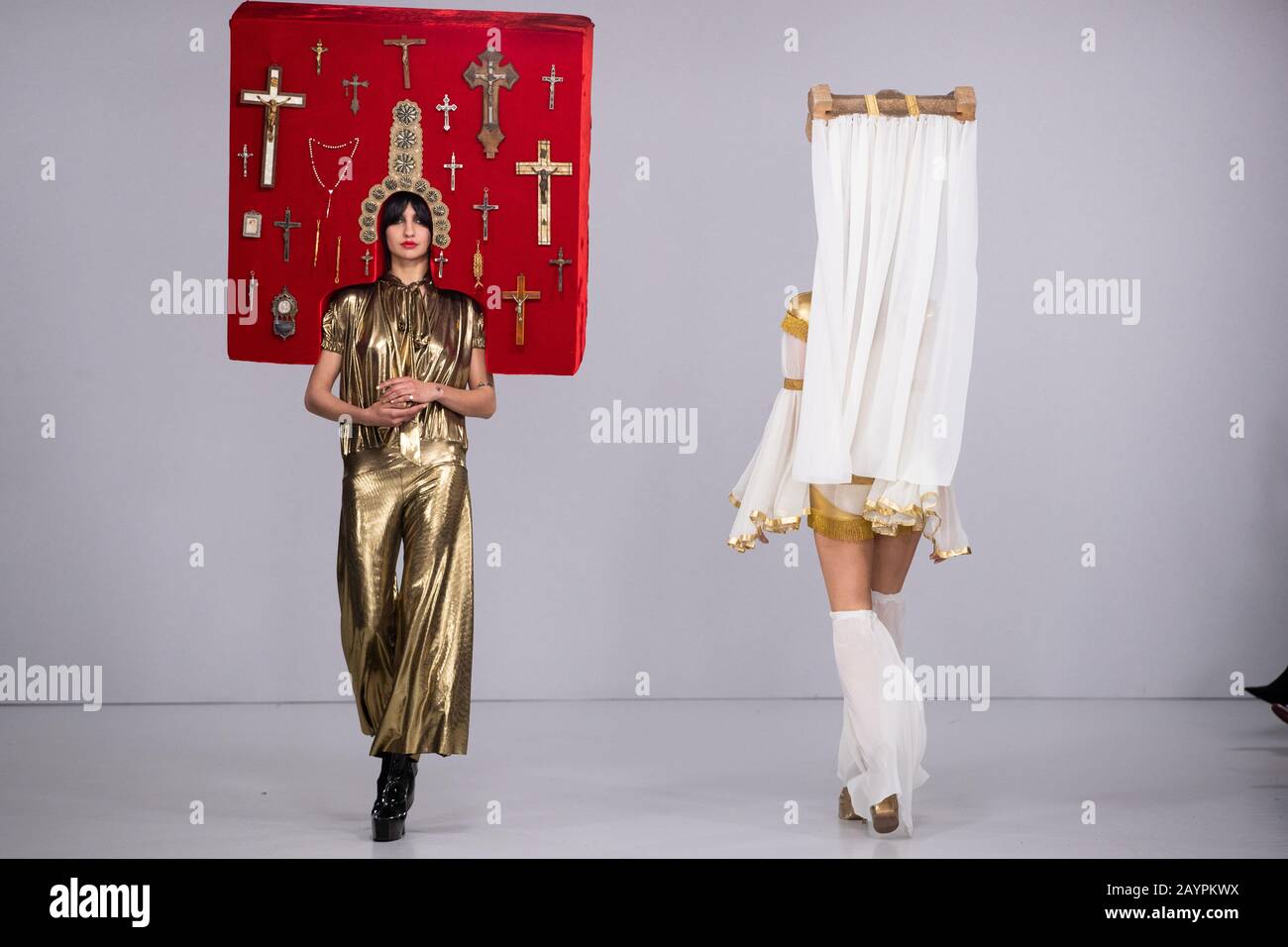 Modelli sulla passerella per lo spettacolo di Pam Hogg durante lo spettacolo della settimana della Moda di Londra Febbraio 2020 allo Fashion Scout, Victoria House a Londra. Foto Stock