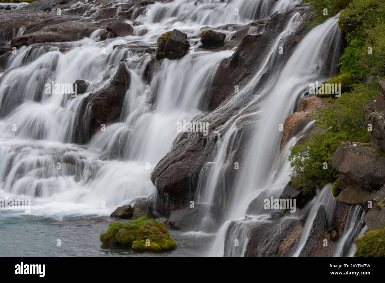 Vista Di Hraunfossar - Lava Falls, Nell'Islanda occidentale si osservano fenomeni naturali belli e insoliti con sorgenti chiare e fredde di acqua sotterranea Foto Stock