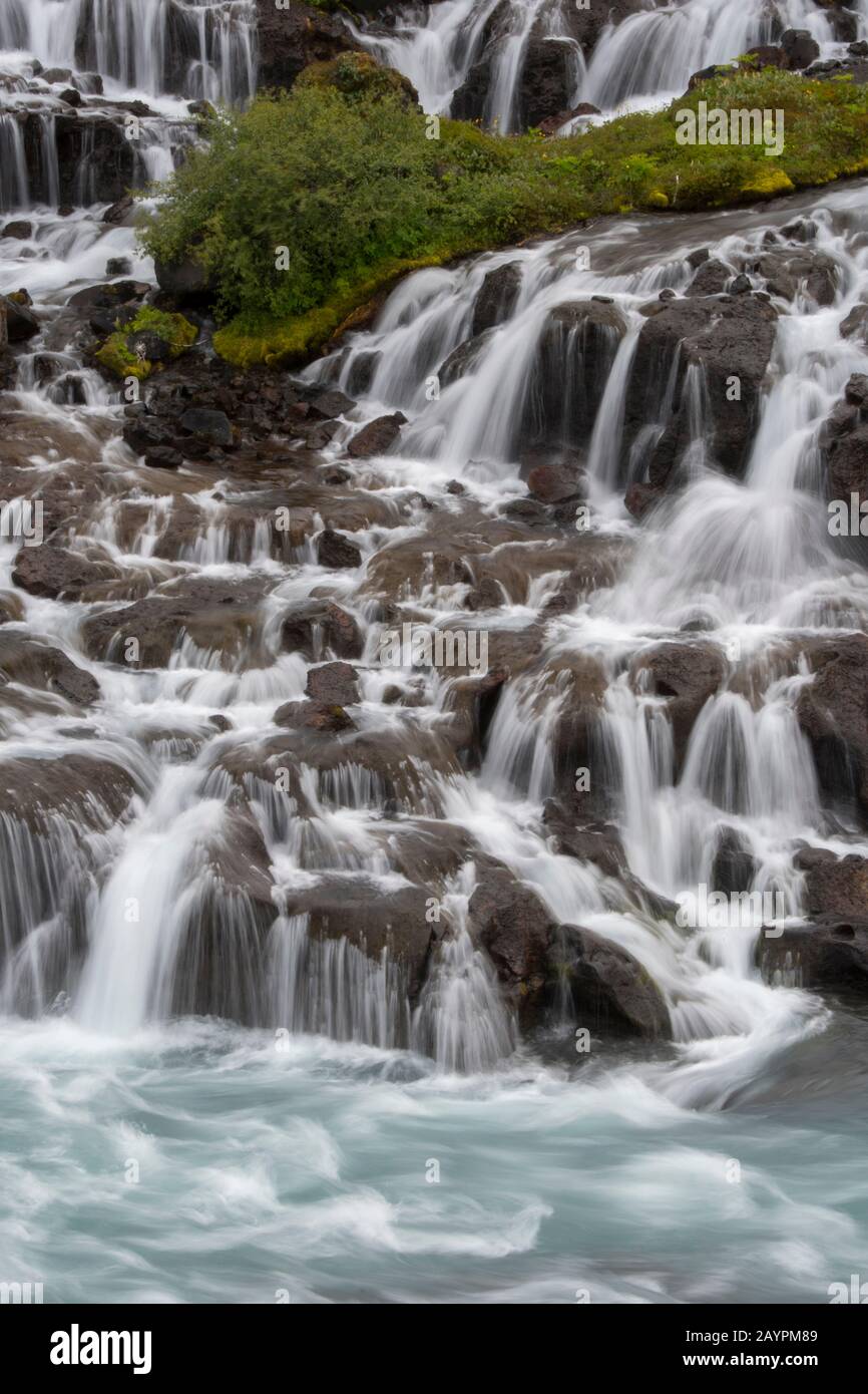 Vista di Hraunfossar (cascate di Lava) in Islanda occidentale sono bei e insoliti fenomeni naturali con chiare sorgenti fredde di acqua sotterranea che attraversa Foto Stock