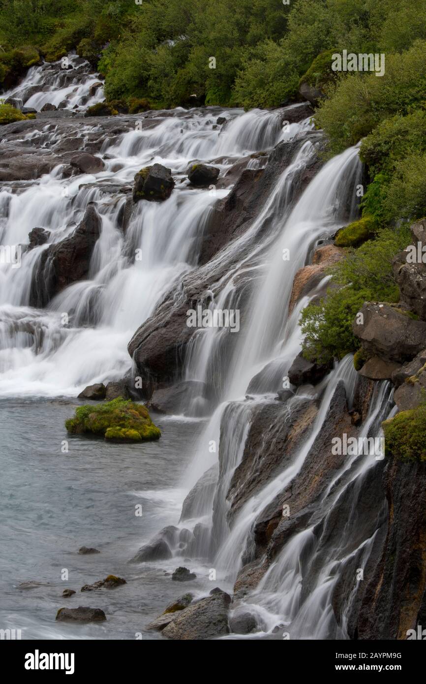 Vista Di Hraunfossar - Lava Falls, Nell'Islanda occidentale si osservano fenomeni naturali belli e insoliti con sorgenti chiare e fredde di acqua sotterranea Foto Stock